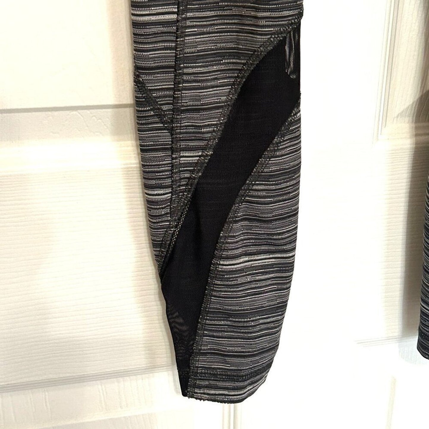 LULULEMON Leggings Yoga Pants Size 4 Stretchy 2 Front Zipper Pockets #B1547